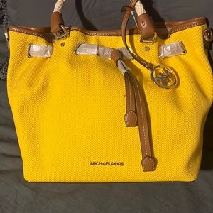 Medium size Michael Kors authentic shoulder bag really nice brand new never worn